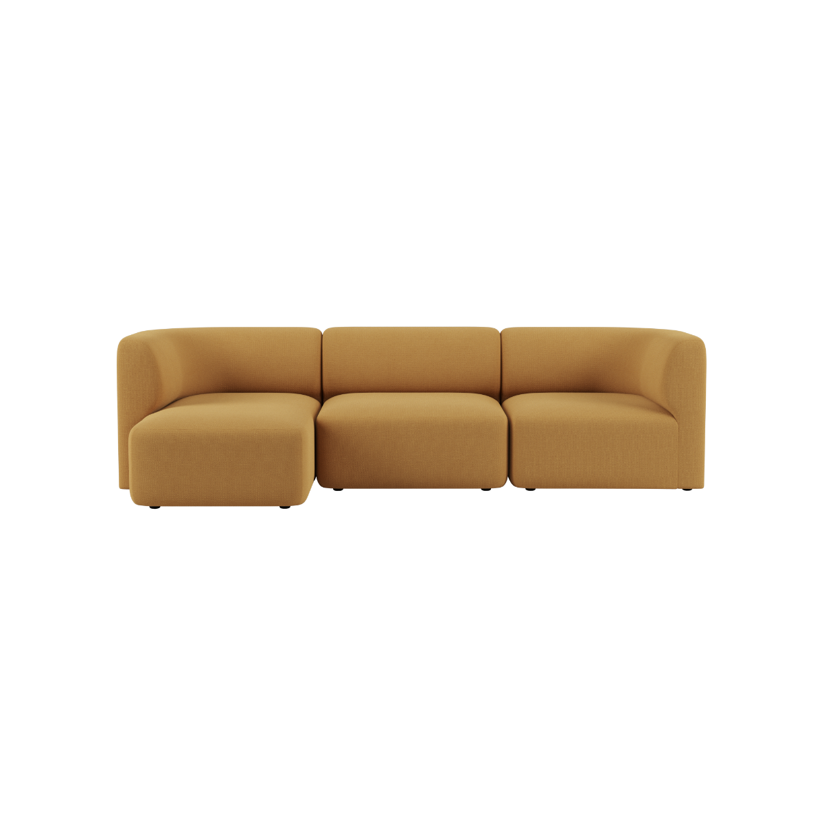 sackit Fjord Sofa als dreisitziges Sofa mit linker Chaiselongue in warmem Senfgelb vor schwarzem Hintergrund skandinavisches Design für stilvolle Wohnräume