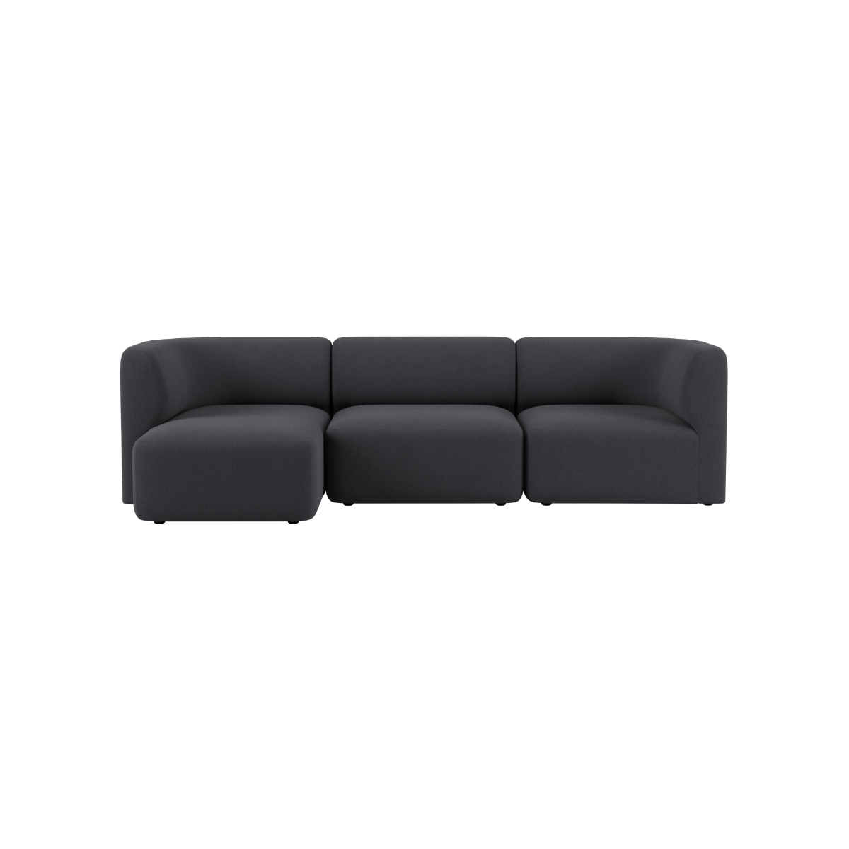 Dunkelgraues dreisitziges Sofa mit linker Chaiselongue und weich gepolsterter skandinavischer Formgebung vor schwarzem Hintergrund von sackit